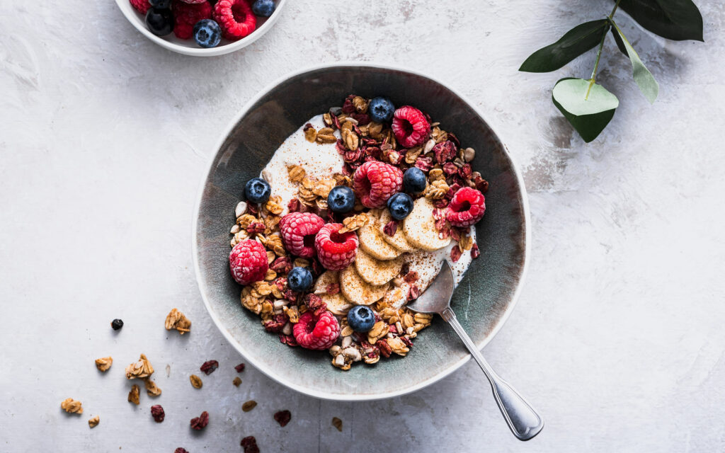 Yoghurt-med-granola-bringebær-og-blåbær