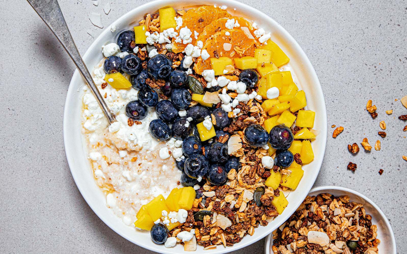 Havregrot-med-cottage-cheese-og-granola