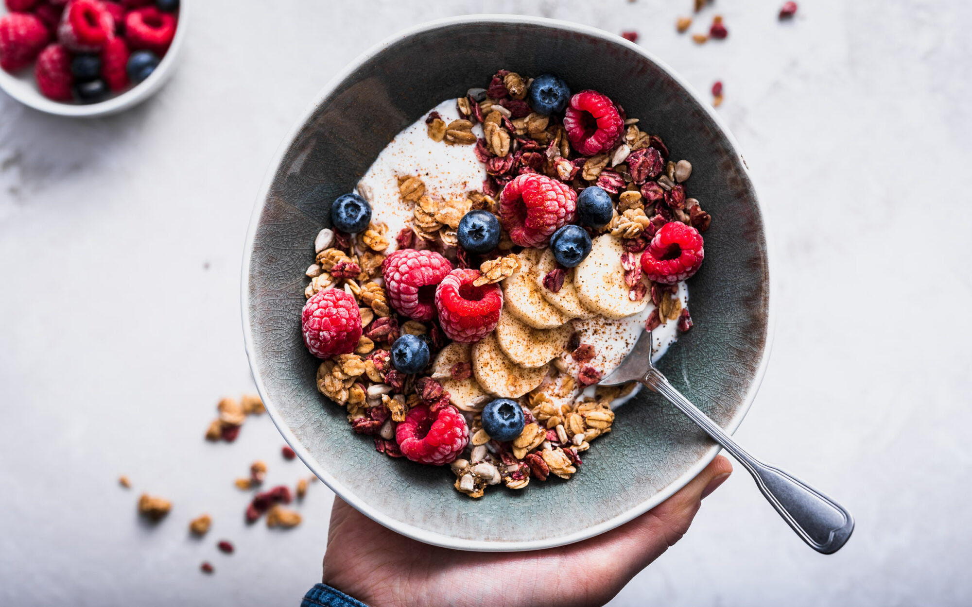 Yoghurt-med-granola-bringebaer-og-blabaer-MED-HAND